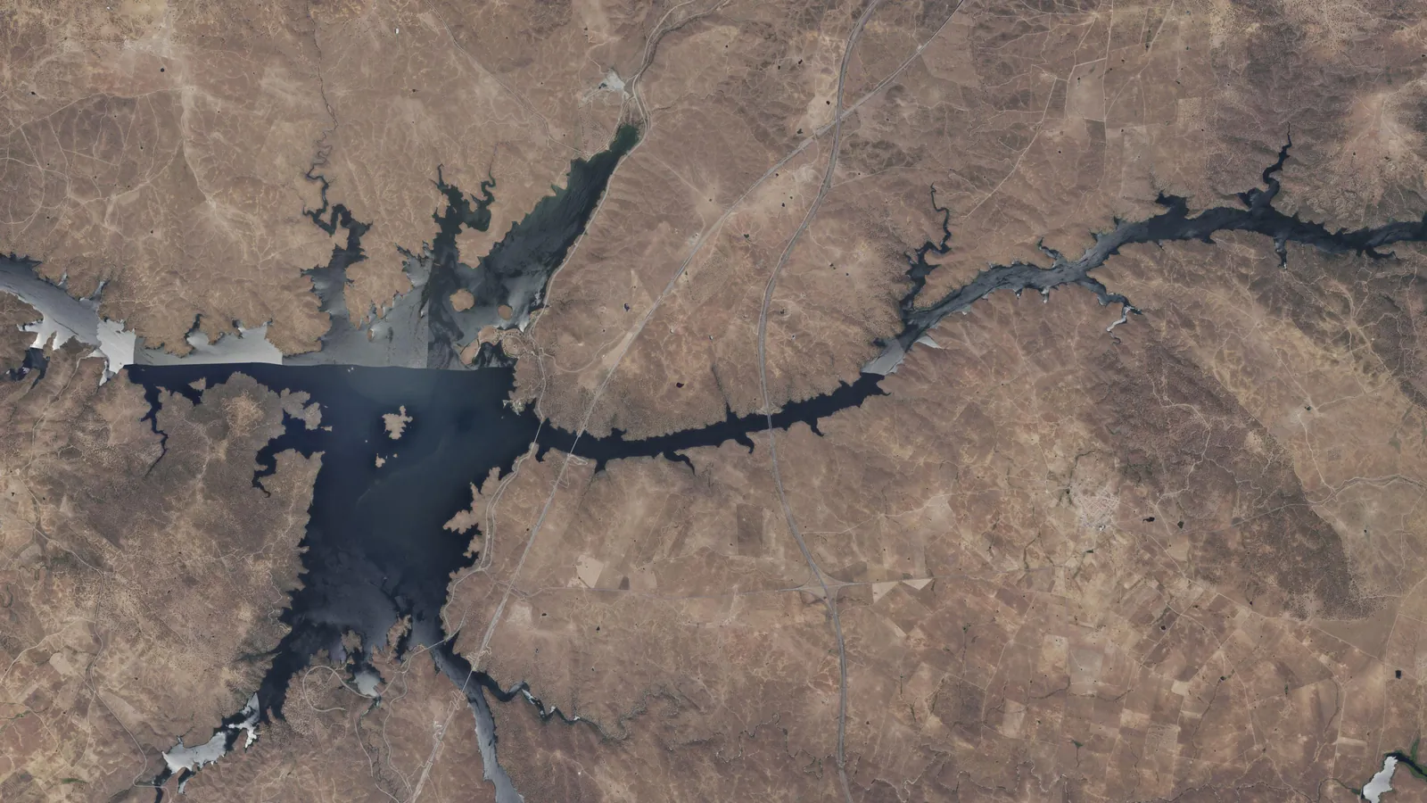 Vista aérea del embalse de Alcántara, en el río Tajo, en Cáceres