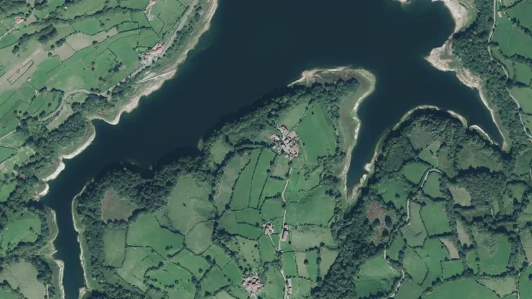 Vista aérea del embalse de Los Alfilorios, en Ribera de Arriba (Asturias)