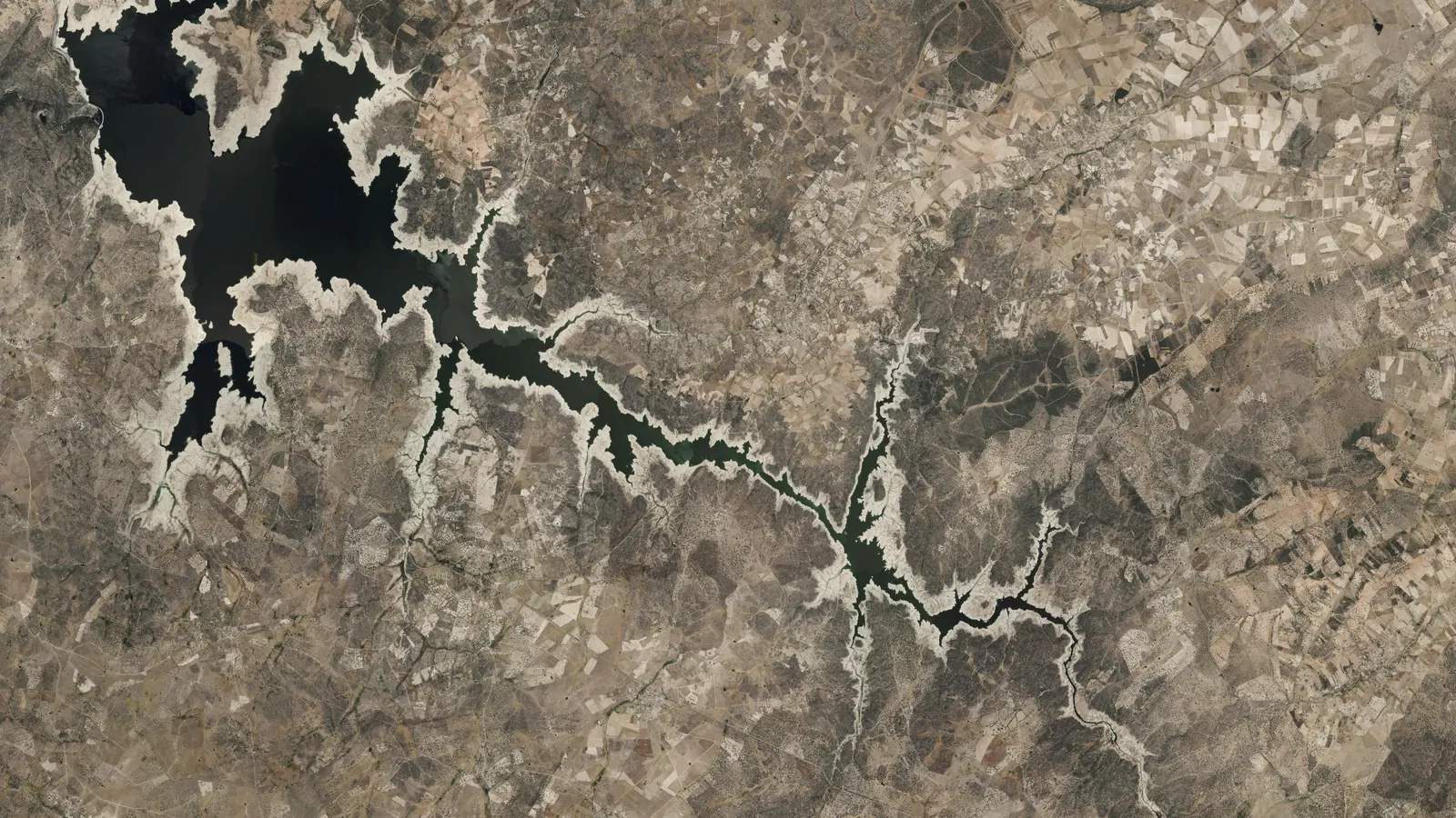 Vista aérea del embalse de Almendra, en el río Tormes, entre Salamanca y Zamora