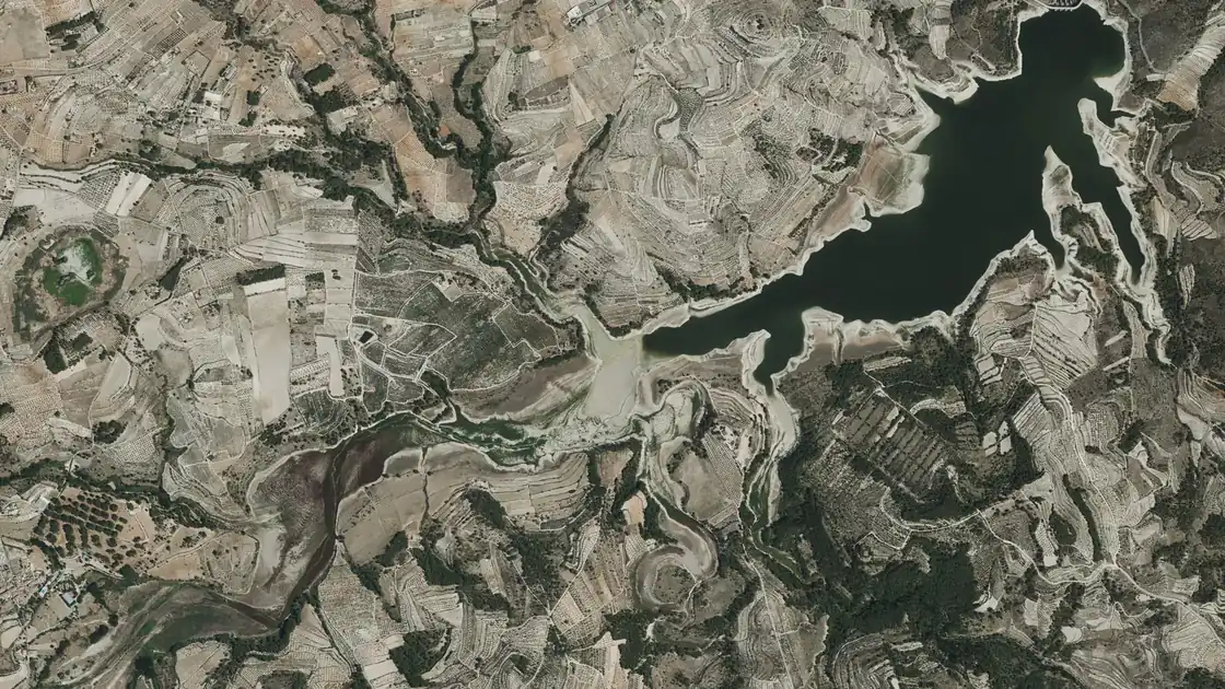 Vista aérea del embalse de Beniarrés, en la provincia de Alicante
