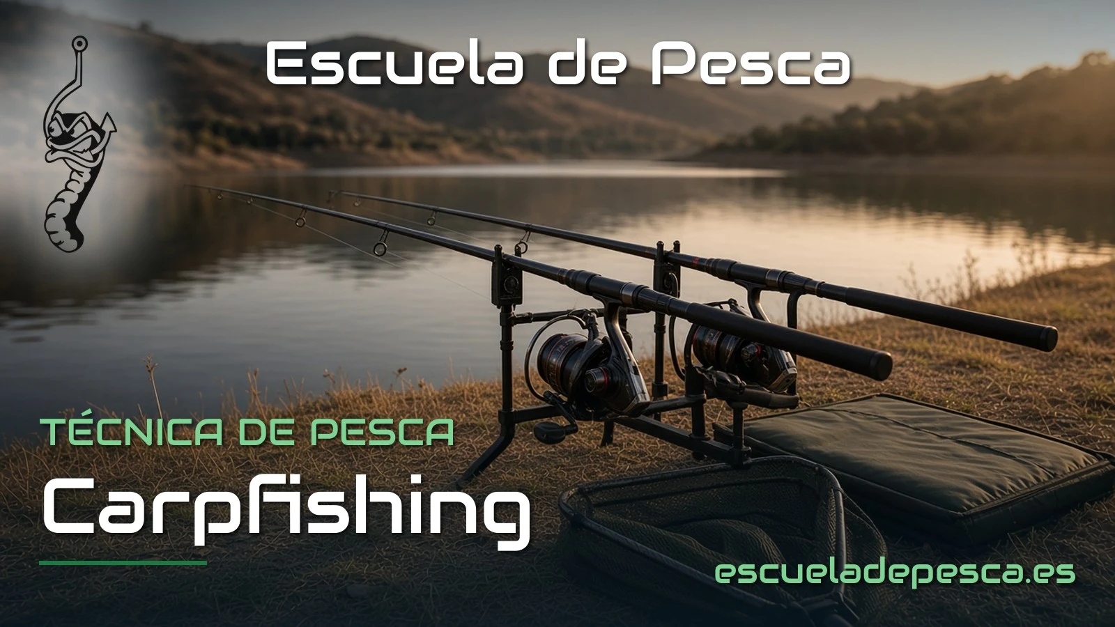 Dos cañas de carpfishing en un rod pod con avisadores, sacadera y esterilla a orillas de un embalse
