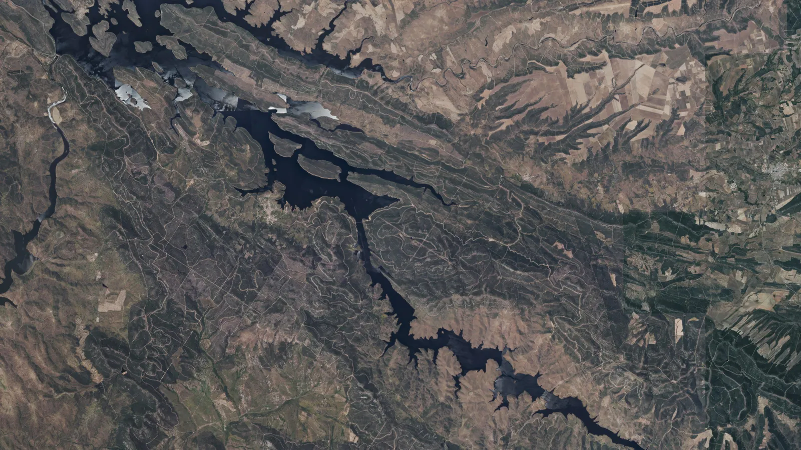 Vista aérea del embalse de Cíjara, en el río Guadiana, entre Badajoz y Ciudad Real