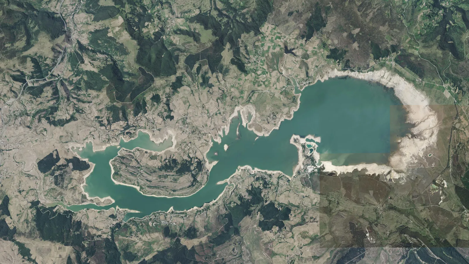 Vista aérea del embalse del Ebro, en el río Ebro, entre Cantabria y Burgos