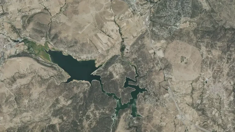 Vista aérea del embalse de El Vellón o Pedrezuela, en la Comunidad de Madrid