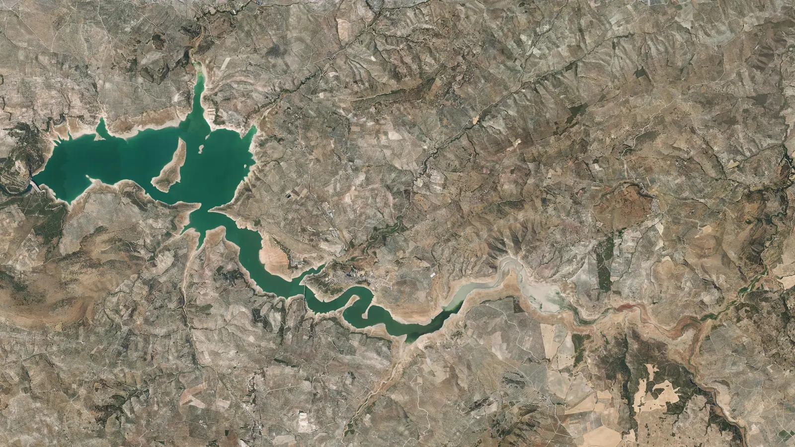 Vista aérea del embalse de Iznájar, en el río Genil, entre Córdoba, Granada y Málaga