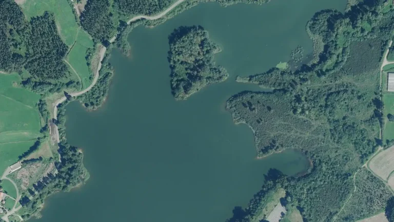 Vista aérea del embalse de La Granda, en Gozón (Asturias)