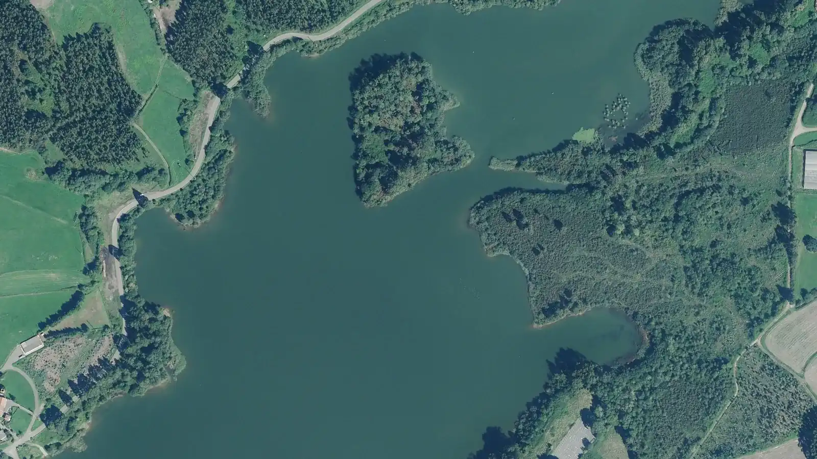 Vista aérea del embalse de La Granda, en Gozón (Asturias)