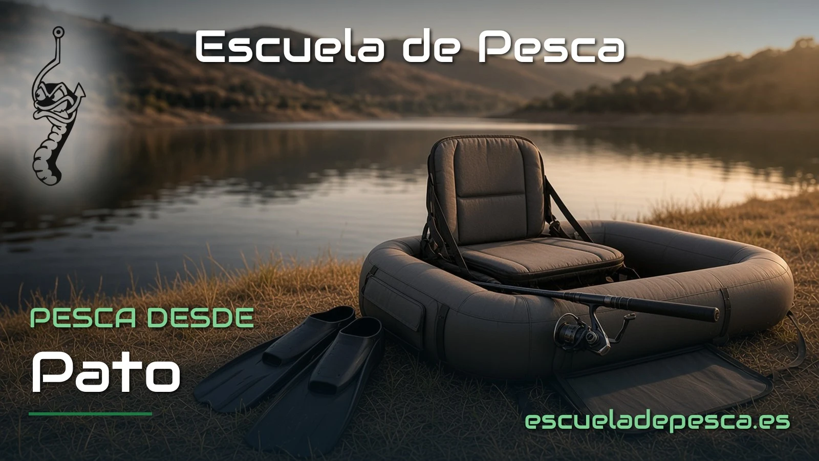 Float tube con aletas y caña de spinning en la orilla de un embalse