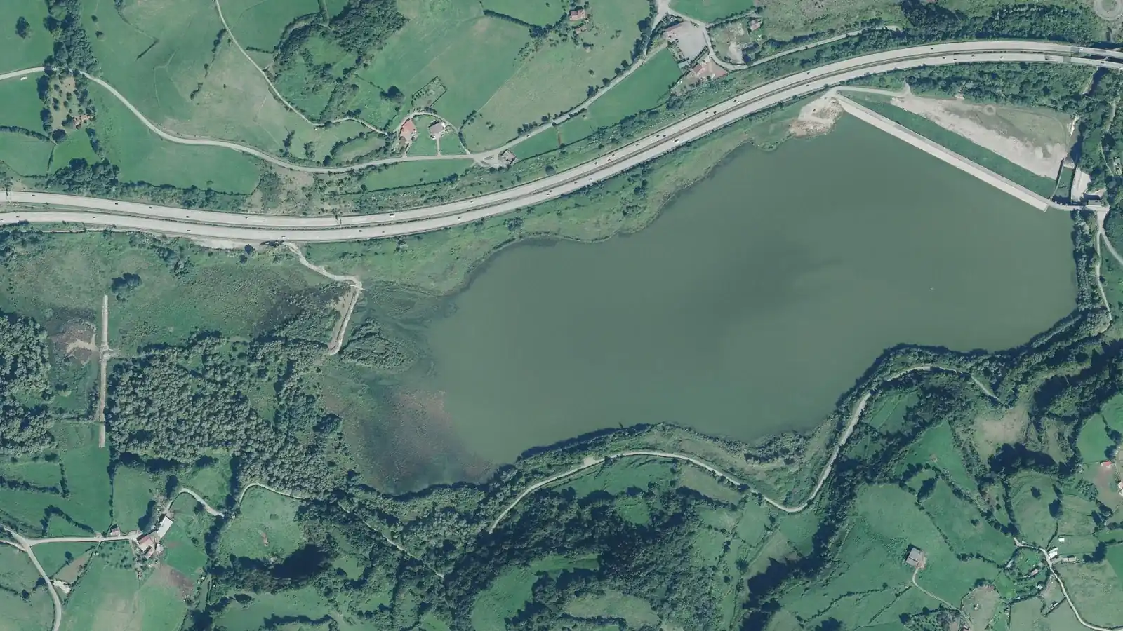 Vista aérea del embalse de San Andrés de los Tacones, en Gijón (Asturias)