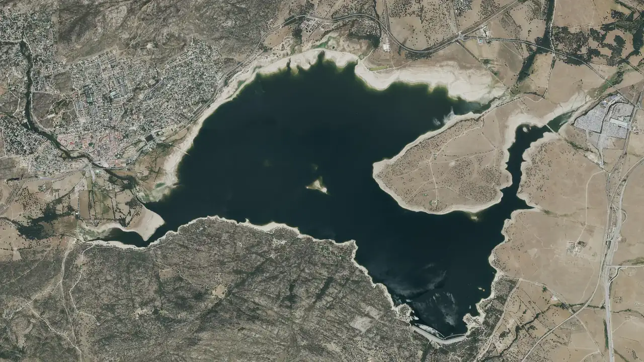 Vista aérea del embalse de Santillana, en Manzanares el Real (Madrid)