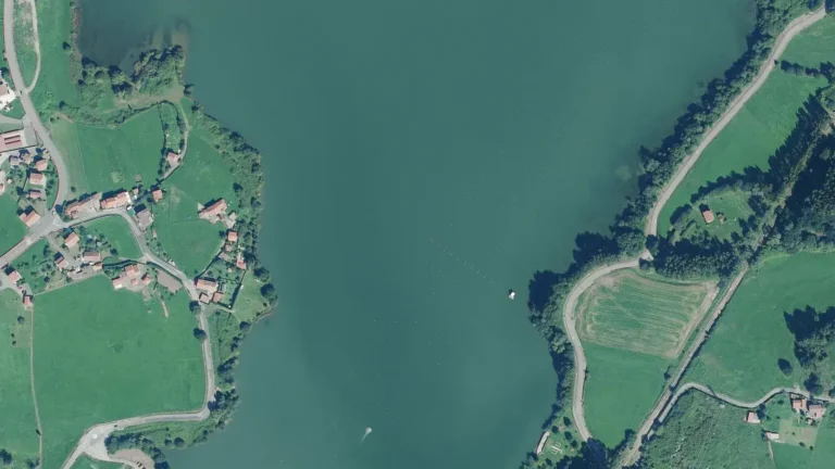 Vista aérea del embalse de Trasona, en Corvera de Asturias