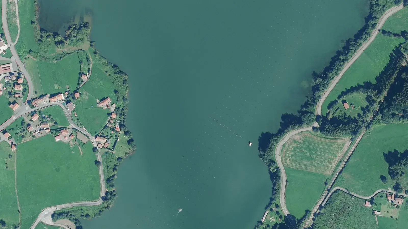 Vista aérea del embalse de Trasona, en Corvera de Asturias