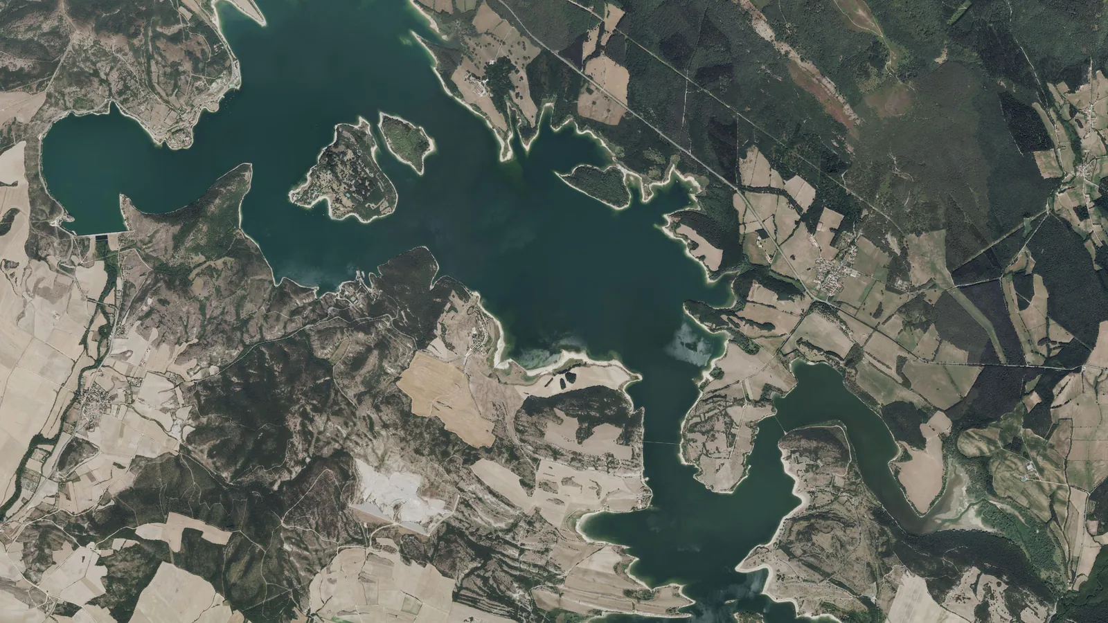 Vista aérea del embalse de Ullíbarri-Gamboa, en el río Zadorra, en Álava